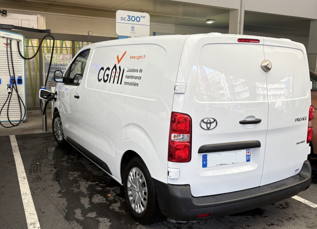 Camionnette CGMI qui charge